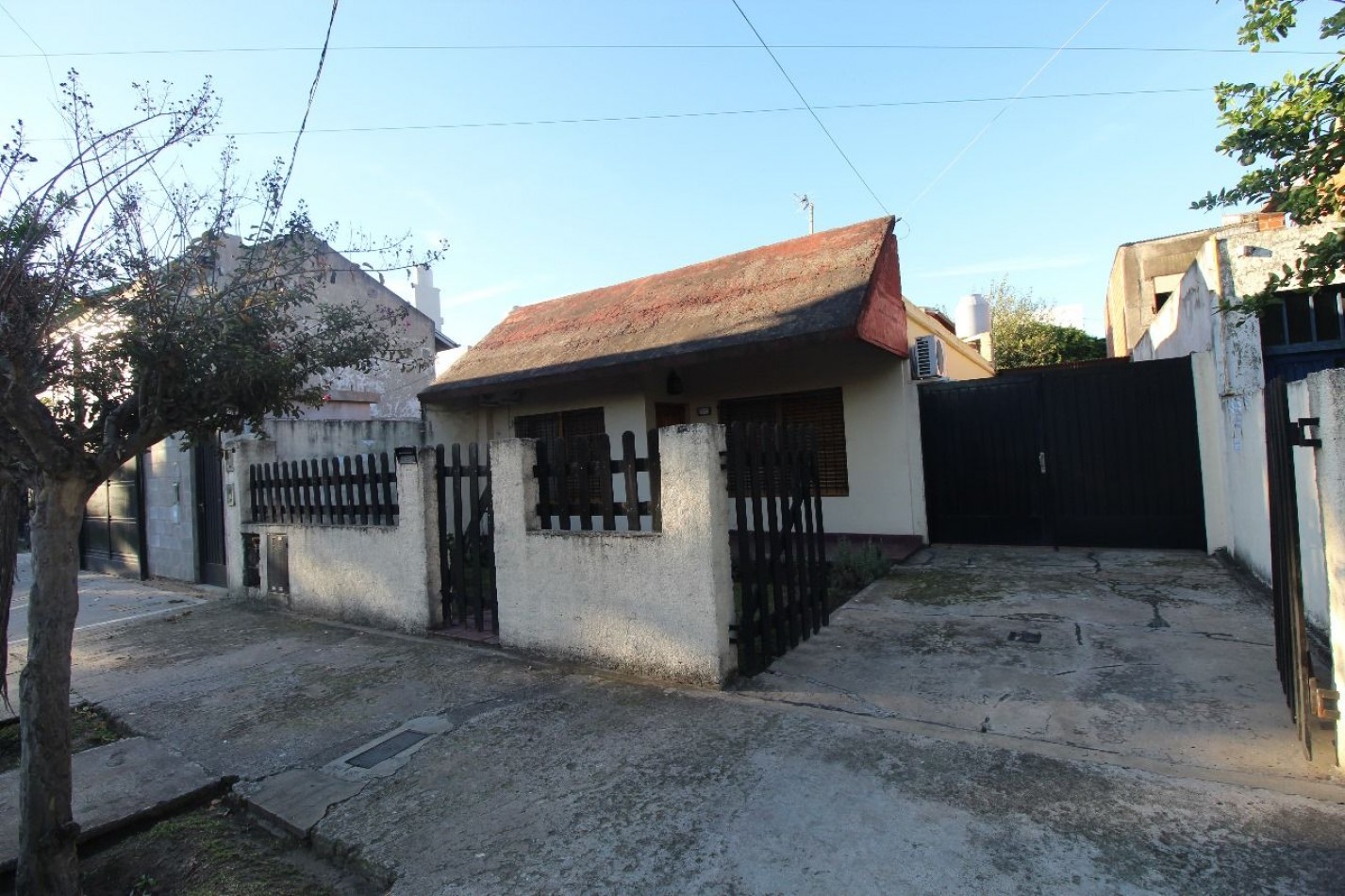 casa en venta con lote y 2 viviendas - la tablada