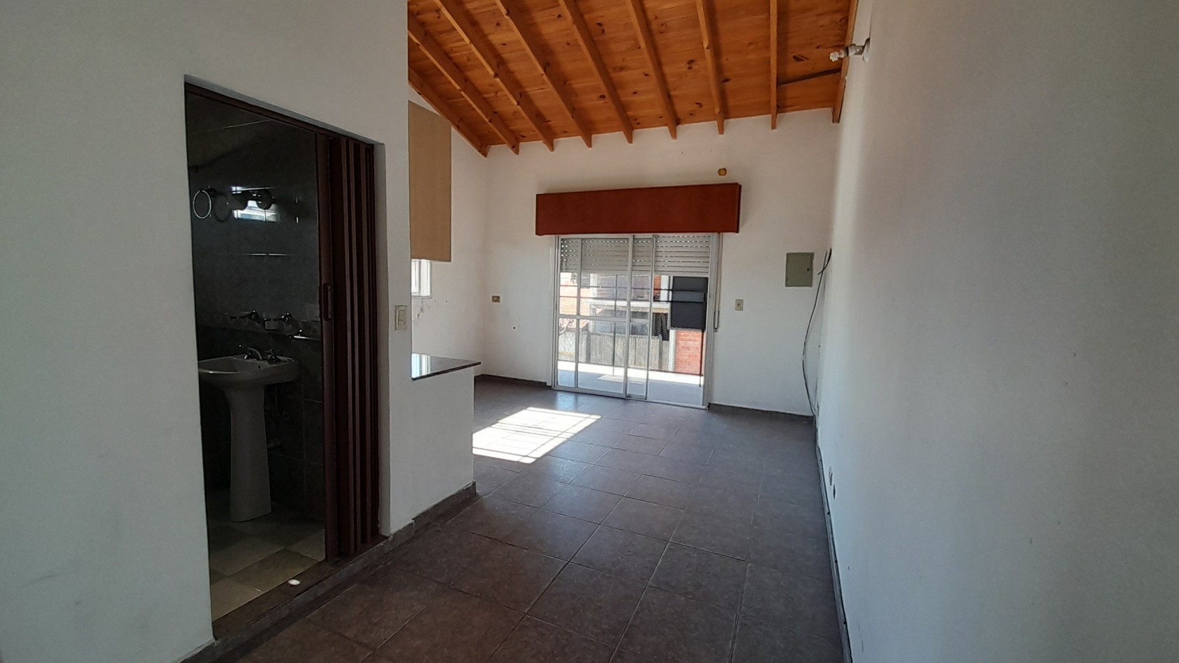 EN ALQUILER PH 2 AMBIENTES EN CASANOVA