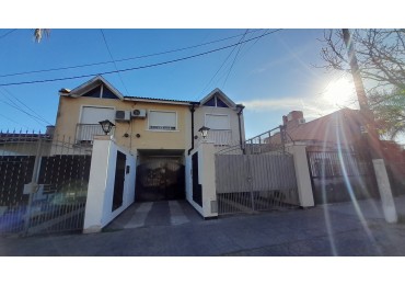 EN VENTA DUPLEX DE 4 AMBIENTES CON COCHERA Y PATIO