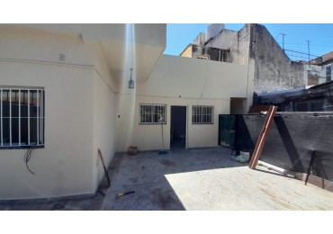 CASA DE 2 AMBIENTES CON PATIO EN ALQUILER
