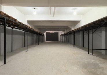 GALPON DE 900MTS CON MONTACARGAS EN CASEROS