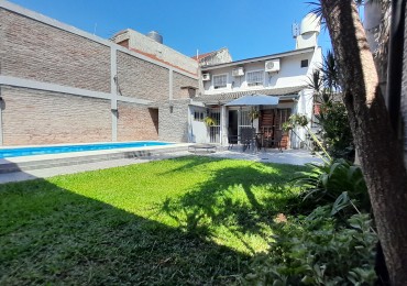 EN VENTA CASA CON PILETA EN ISIDRO CASANOVA 