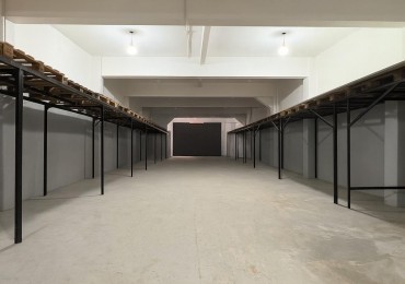 GALPON DE 900MTS CON MONTACARGAS EN CASEROS